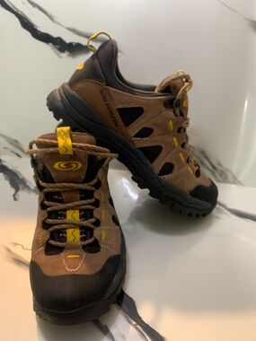 Salomon Vintage 2002 Brown & Yellow Low Top Hiking Boots Men’s 7 / Women’s 8.5